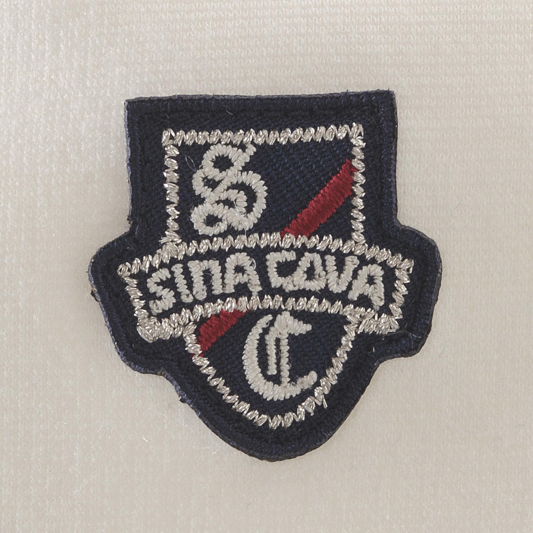 【公式】シナコバ (SINA COVA) ハイネックプルオーバー 23210080 オフホワイトのワッペン部分