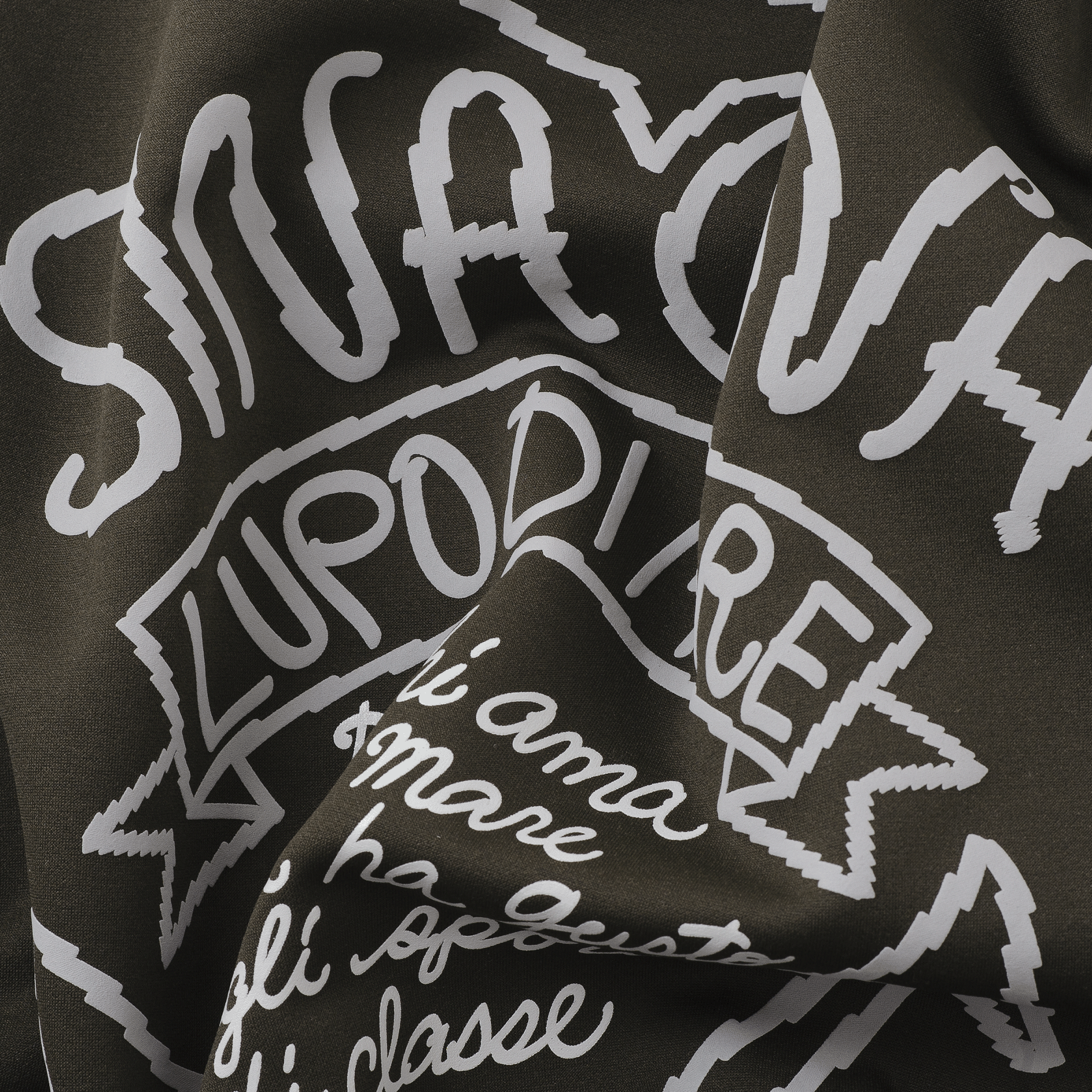 【公式】シナコバ (SINA COVA) ハイネックプルオーバー 23250040 カーキのプリント部分