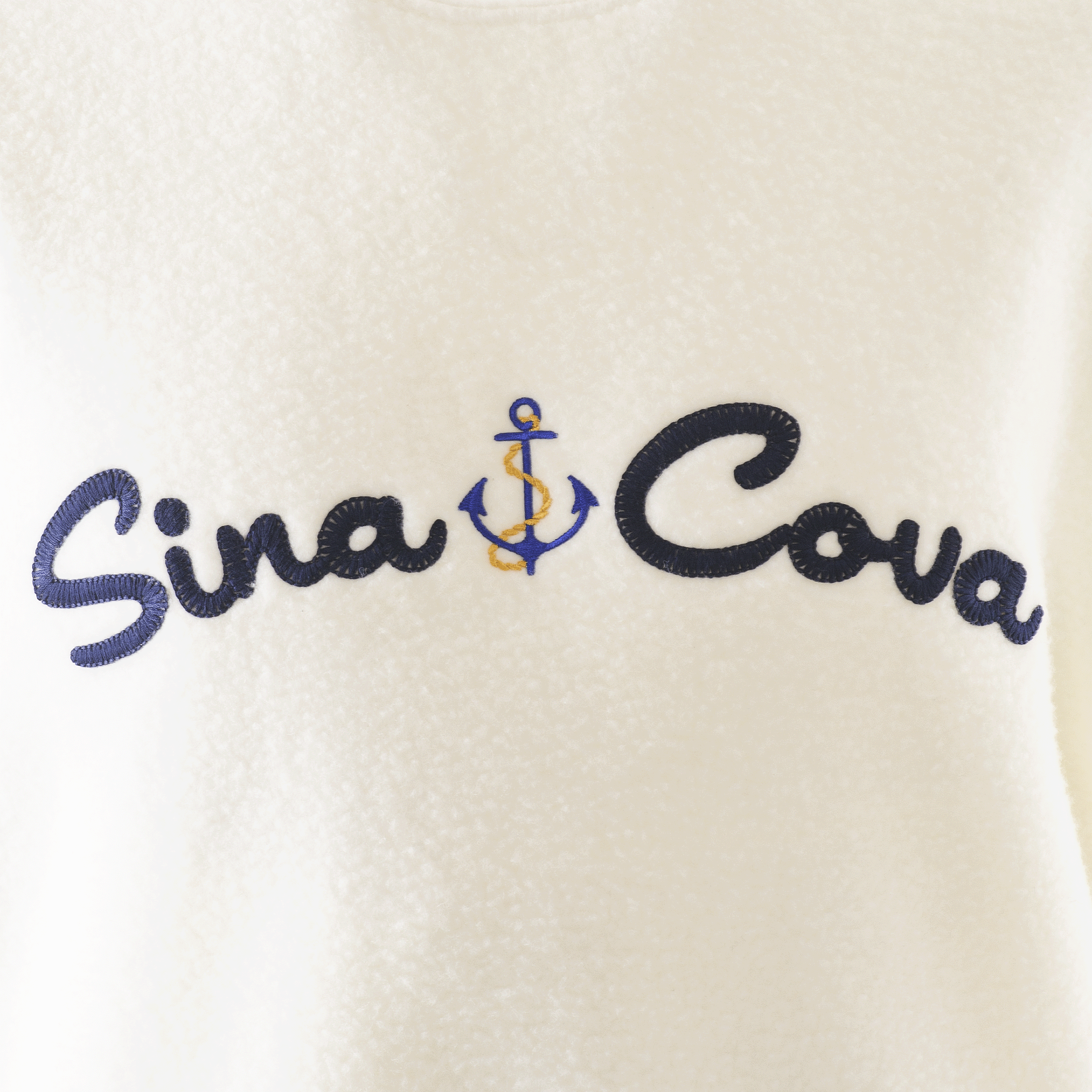 【公式】シナコバ (SINA COVA) クルーネックプルオーバー ユニセックス(男女兼用) 23210060 オフホワイトの刺繍部分