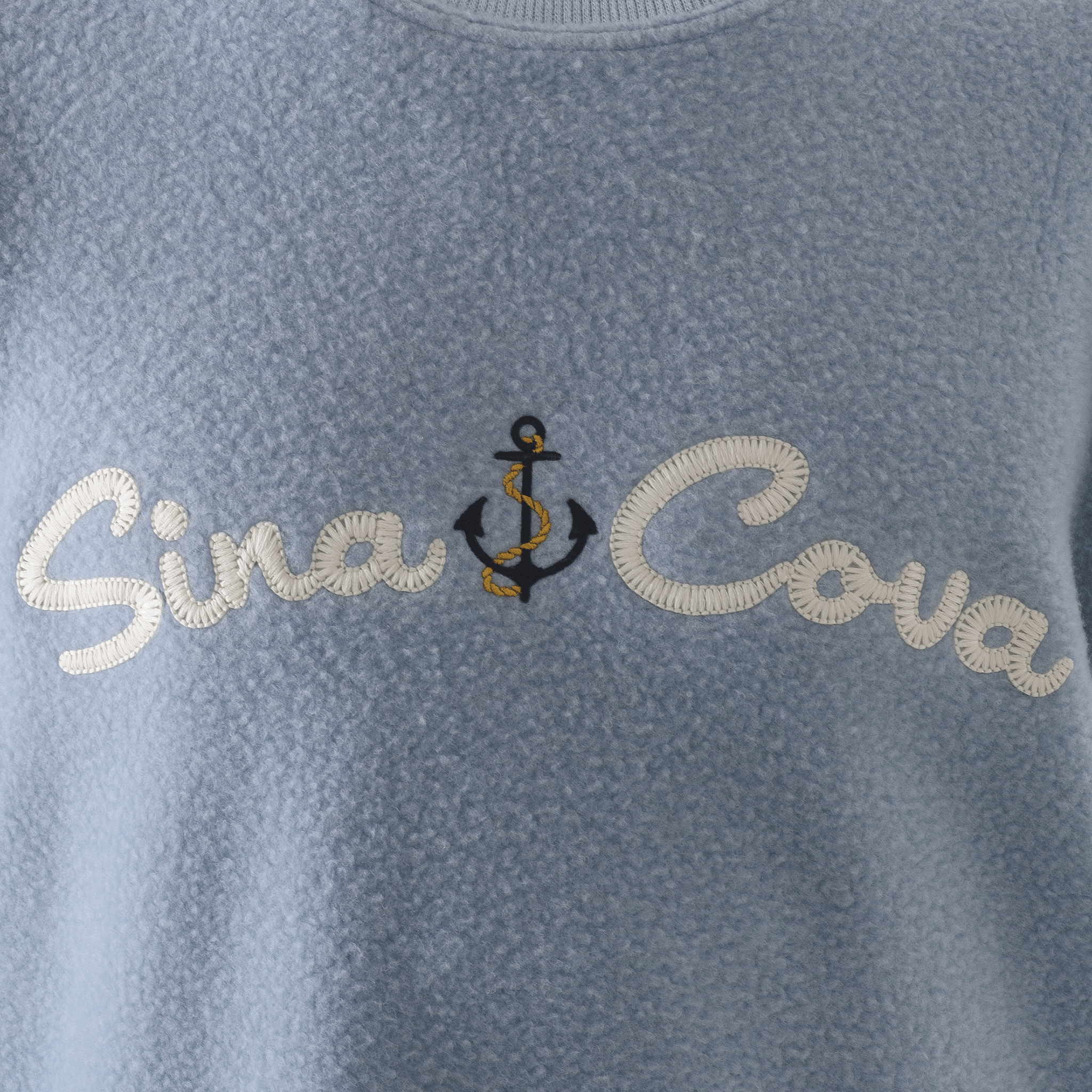 【公式】シナコバ (SINA COVA) クルーネックプルオーバー ユニセックス(男女兼用) 23210060 ブルーのししゅうb刺繡部分