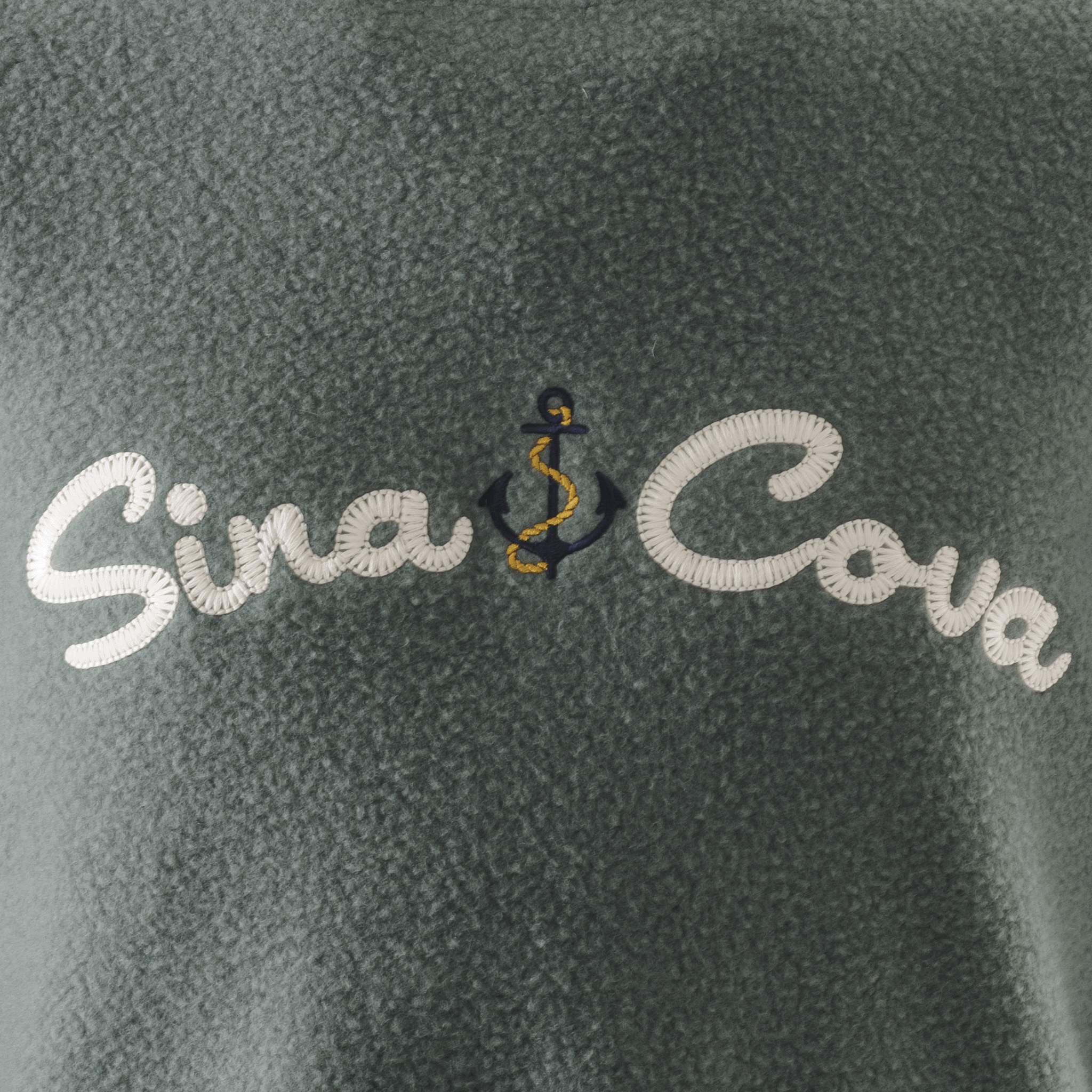 【公式】シナコバ (SINA COVA) クルーネックプルオーバー ユニセックス(男女兼用) 23210060 カーキの刺繡部分