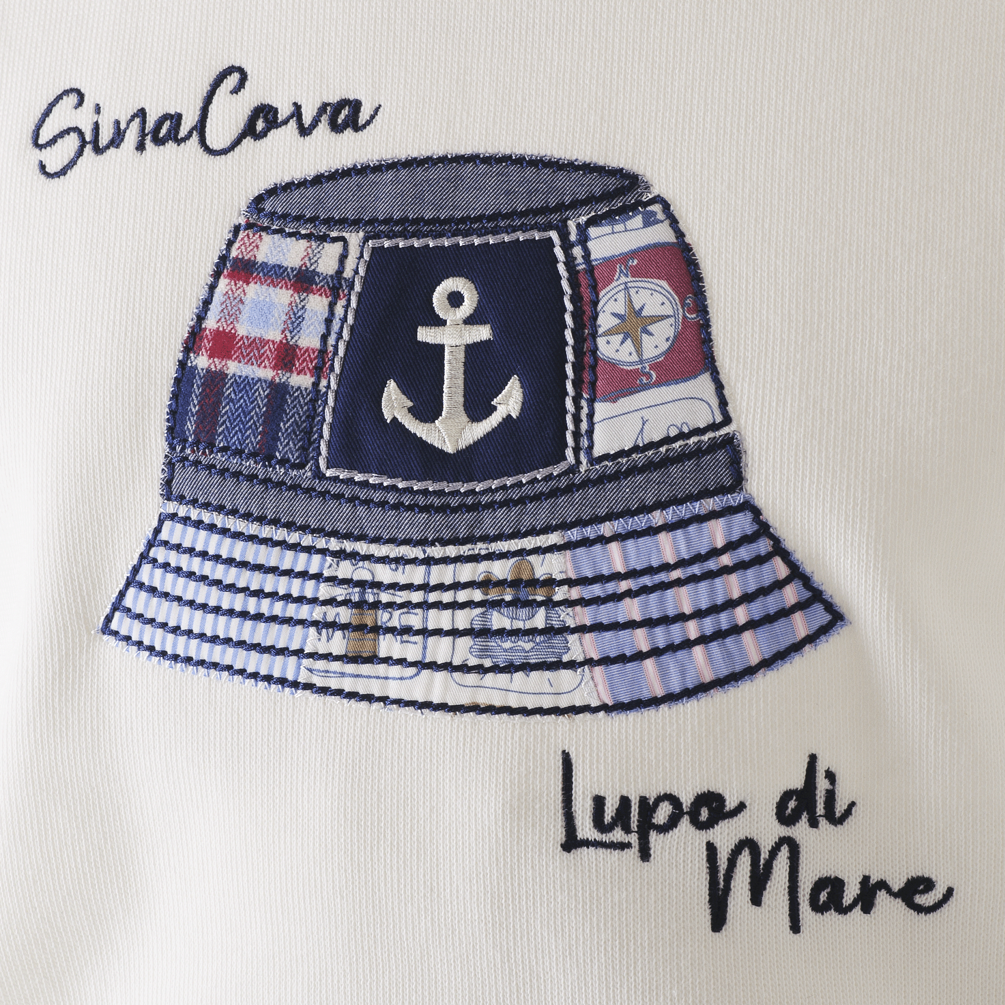 【公式】シナコバ (SINA COVA) クルーネックトレーナー 23220050 オフホワイトの刺繡部分