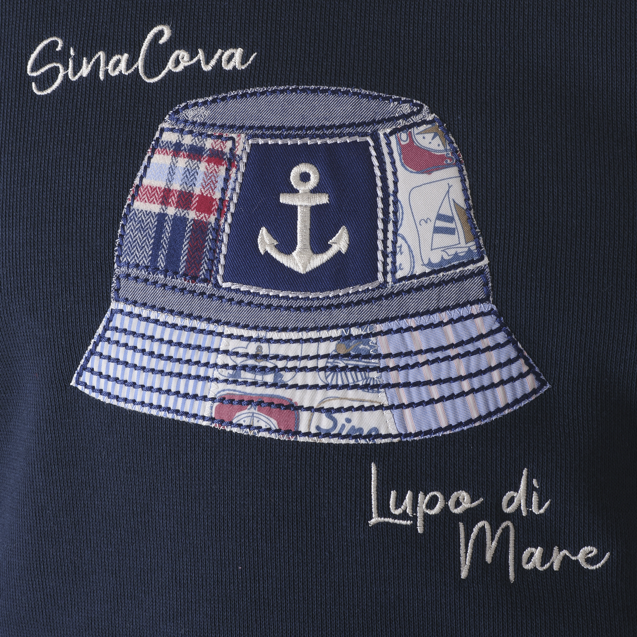 【公式】シナコバ (SINA COVA) クルーネックトレーナー 23220050 ネイビーの刺繡部分