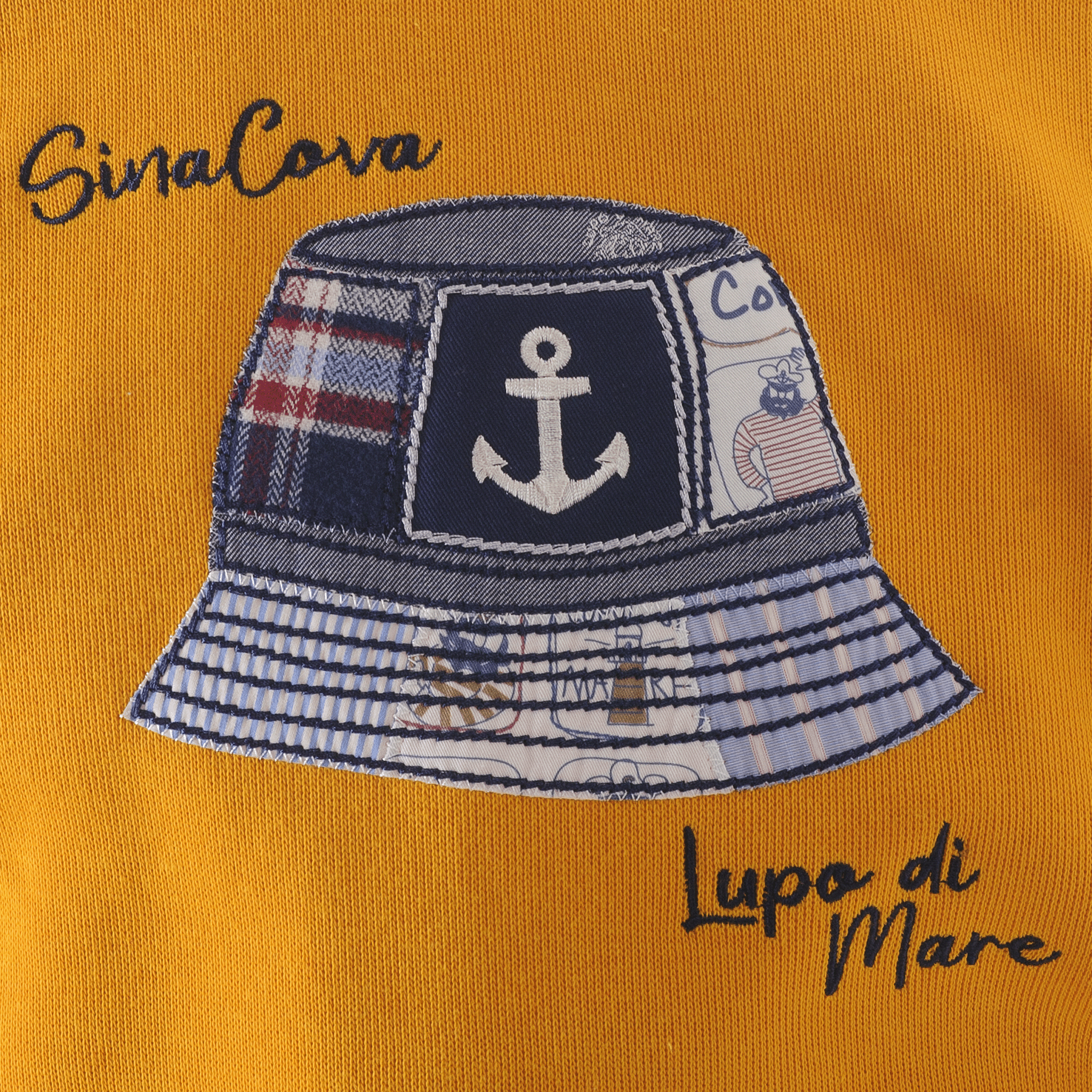 【公式】シナコバ (SINA COVA) クルーネックトレーナー 23220050 イエローの刺繡部分