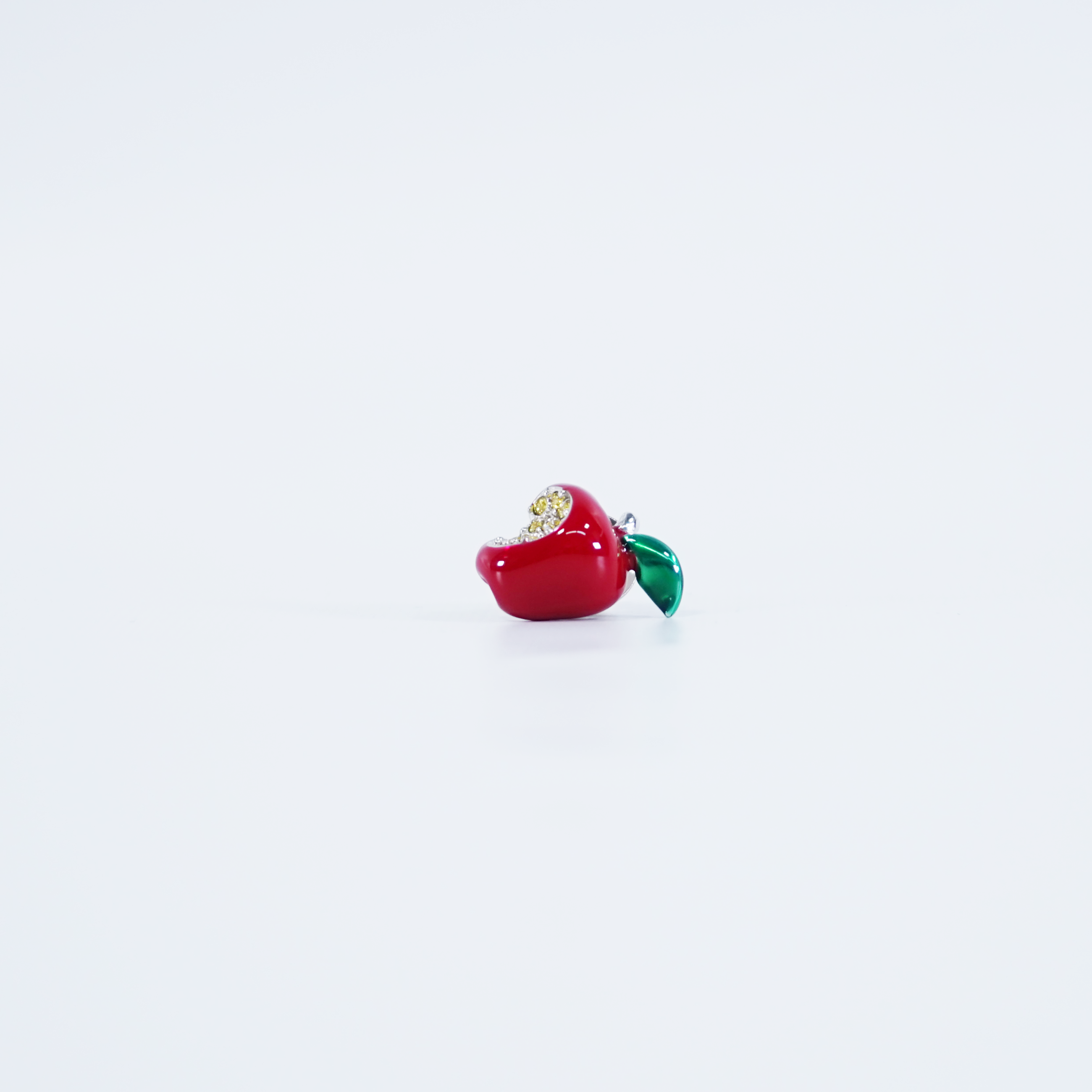 ラペルピン リンゴ 57001660