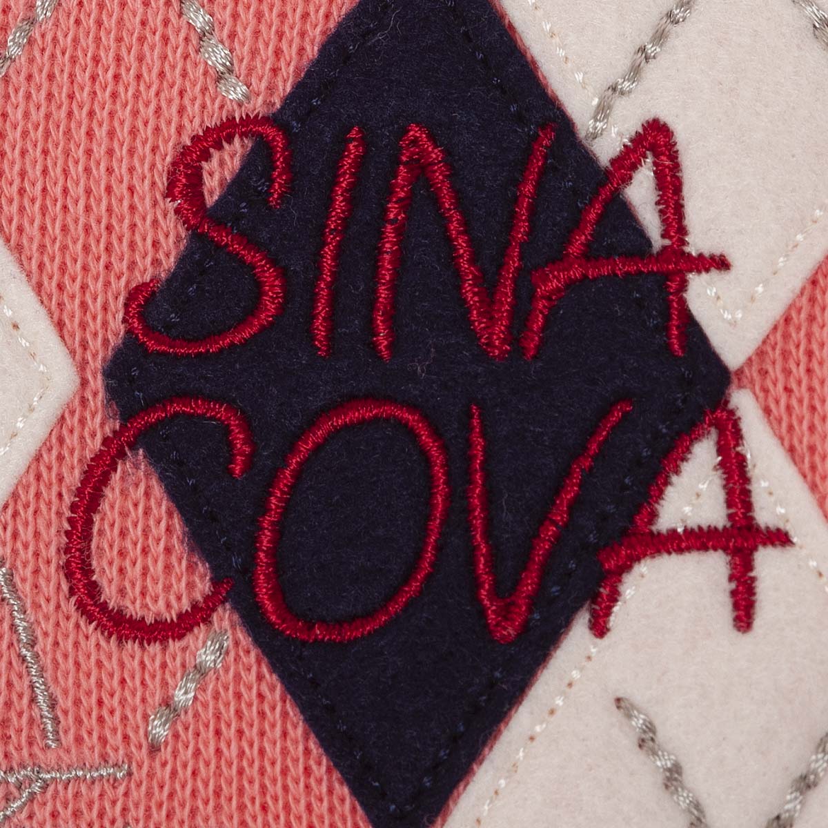 【公式】シナコバ (SINA COVA) ジップアッププルオーバー 21220070 ピンクの刺繡拡大