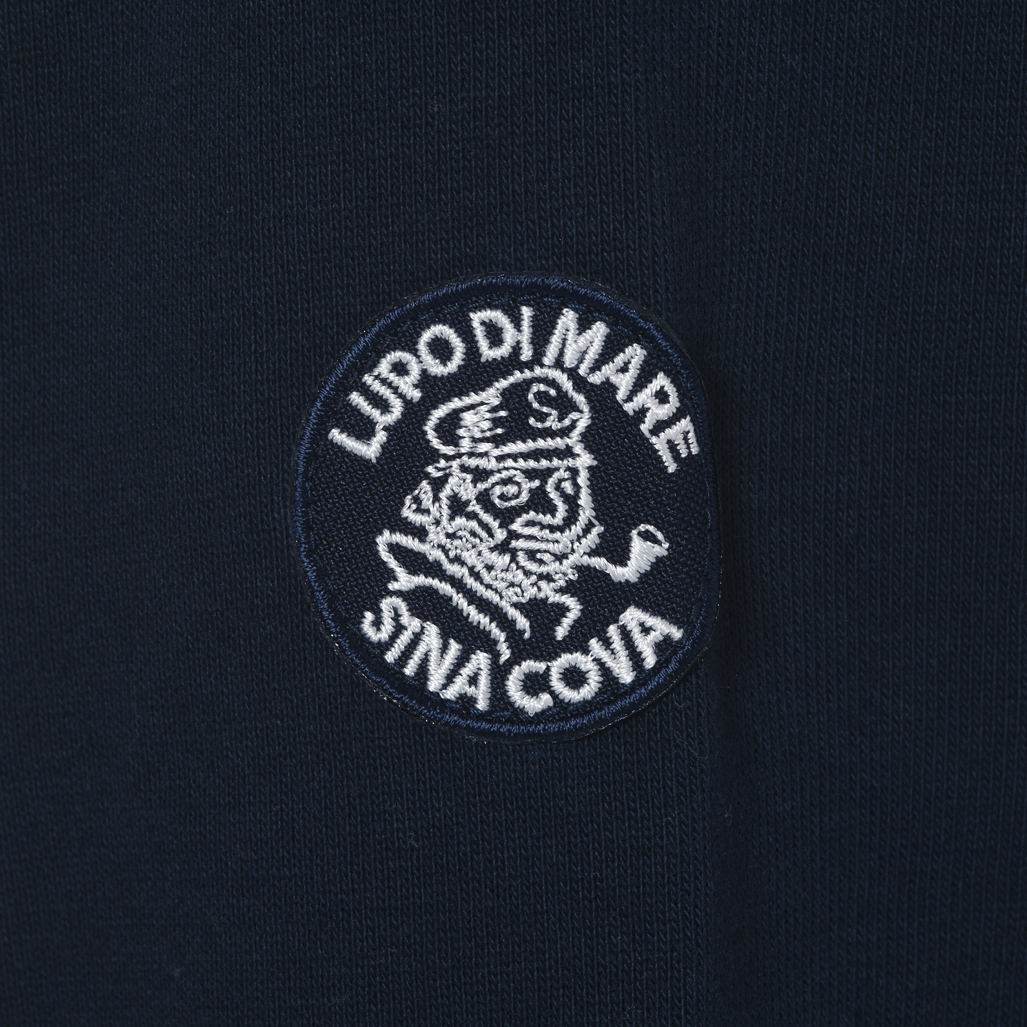 【公式】シナコバ (SINA COVA) ZIPUPプルオーバー 22210030 オフホワイトの小丸ワッペン