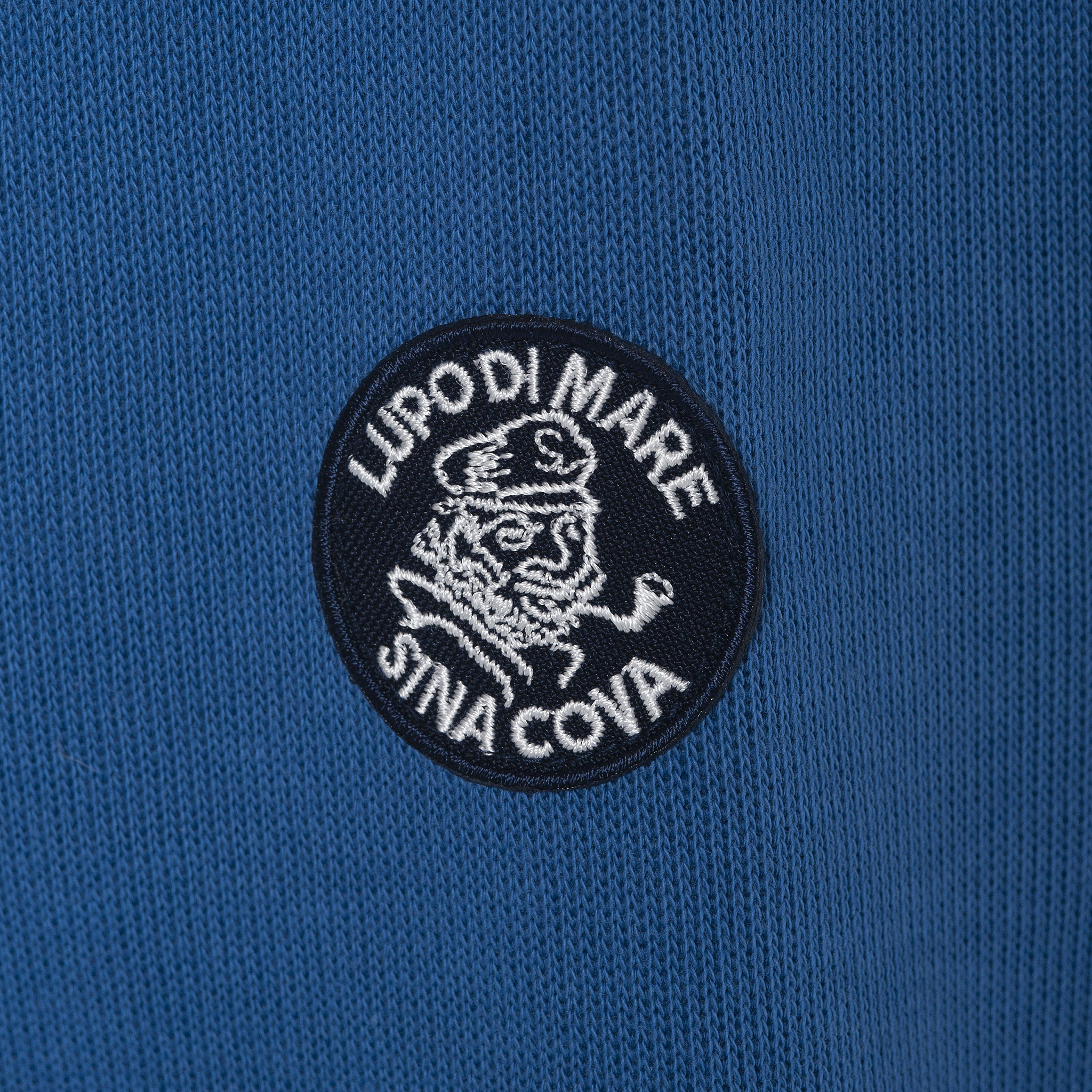 【公式】シナコバ (SINA COVA) クルーネックトレーナー 22220040 ブルーの小丸ワッペン