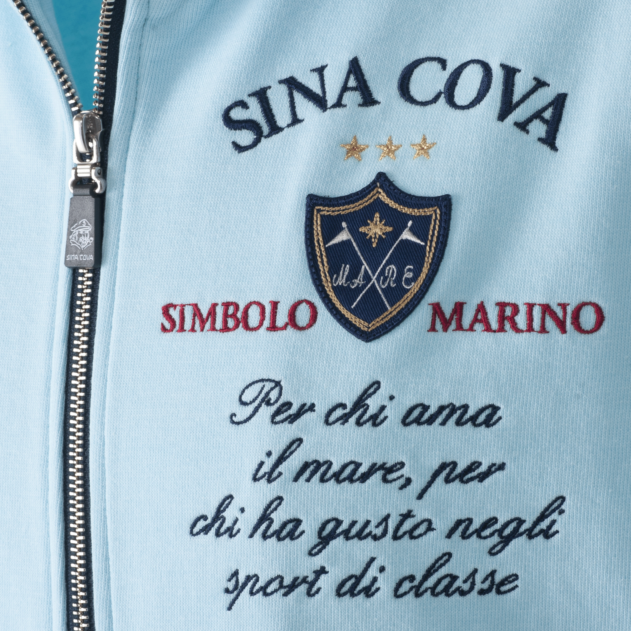 【公式】シナコバ (SINA COVA) トラックジャケット 23113020 サックスのワッペン・刺繍部分
