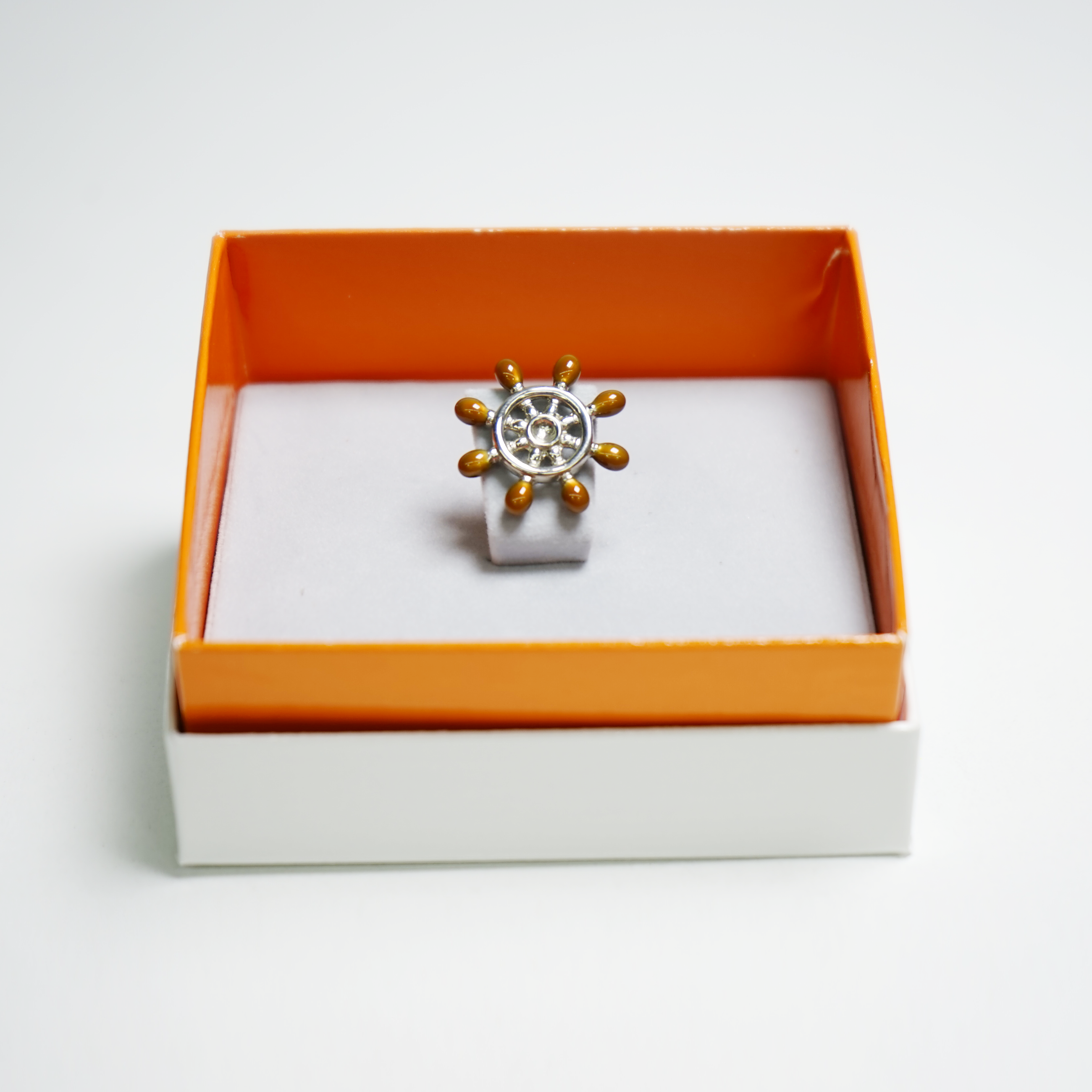 ラペルピン 舵輪 57001110