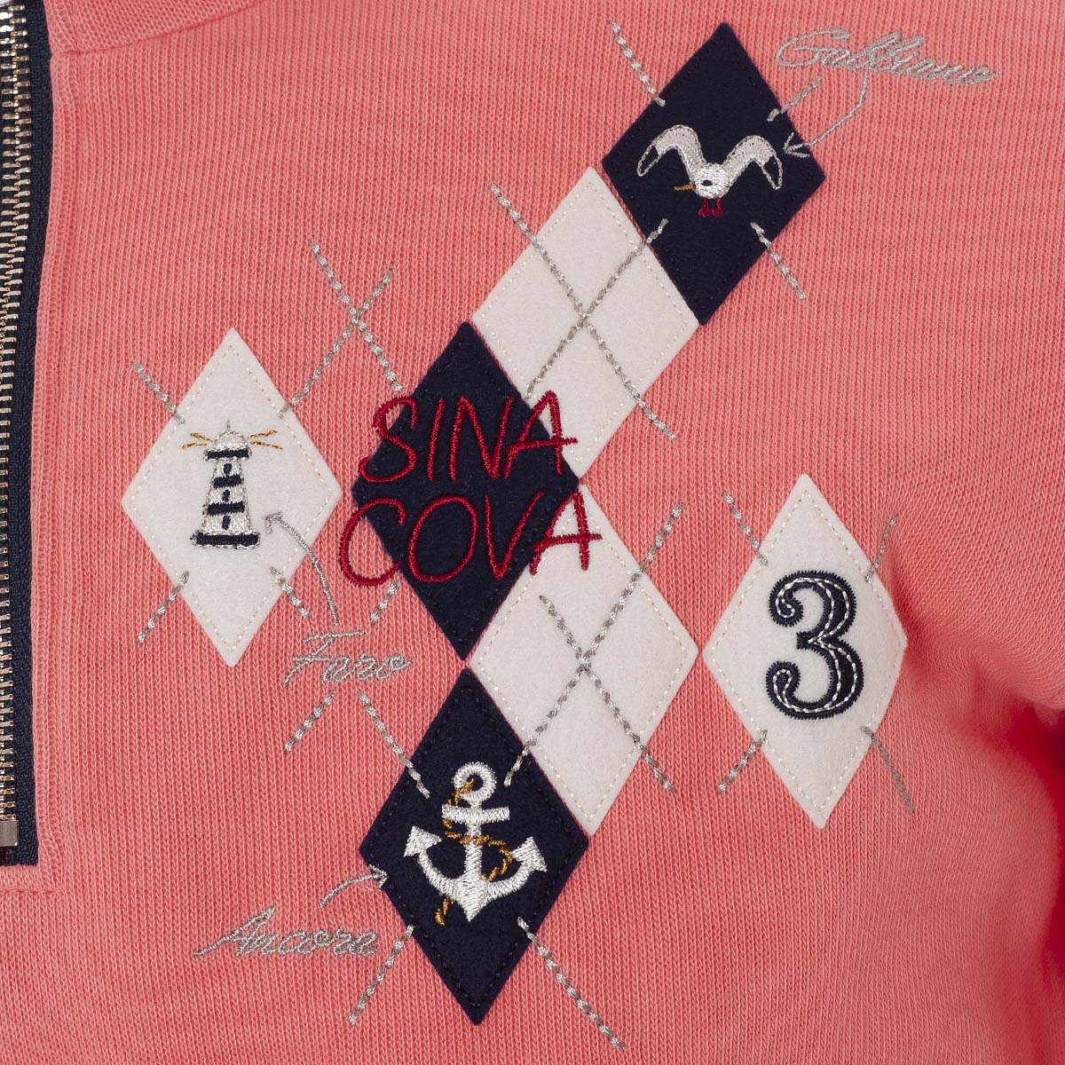 【公式】シナコバ （SINA COVA） ジップアッププルオーバー 21220070 ピンクの刺繡部分